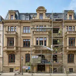 Energieberatung für denkmalgeschütztes Nichtwohngebäude mit laufender Sanierung und Baugerüst
